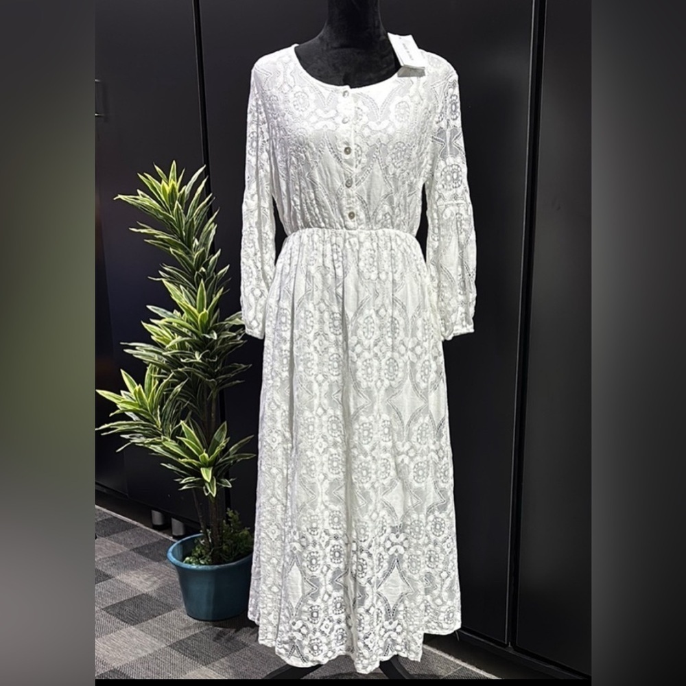 Vasna Made in Italy lace overlay,long sleeve,button front to waist,lined to knee